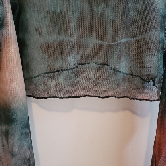 PrettyLittleThing Multi Ombre Mesh High Neck Cut Out Long Sleeve Crop Top - Picture 4 of 5